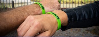 Germania il braccialetto colorato è il nuovo marchio