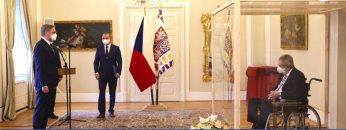 Un quadrato di plexiglass a prova di presidente