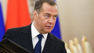 Medvedev l’occidente vuole eliminare Zelensky